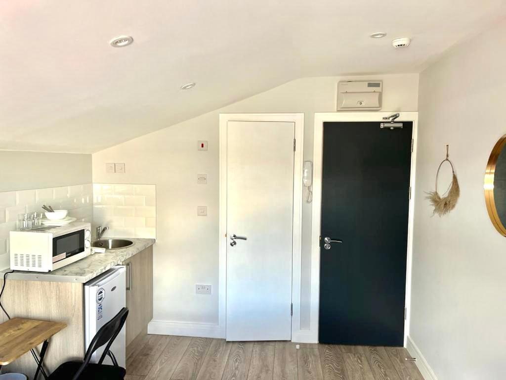 Southall Suites By Gh Stays Экстерьер фото